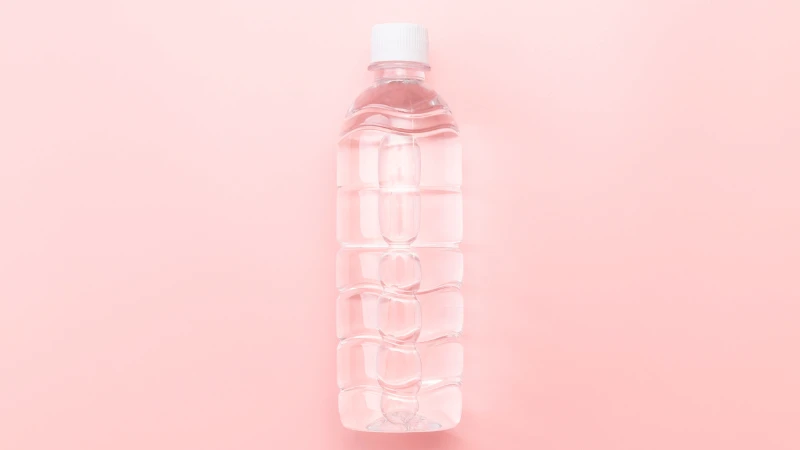 ペットボトルとアルミボトル缶を並べた水容器の比較——素材の違いと環境負荷